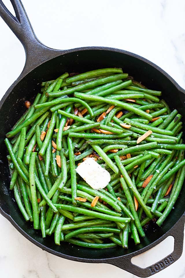 Green beans with green bean almonds, ready to serve.