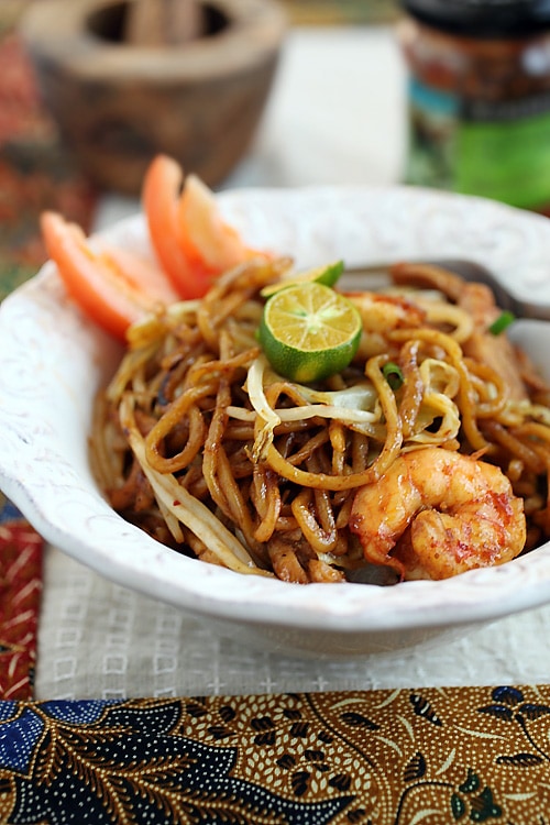 Mie Goreng recipe - Here is my mie goreng (Indonesian Fried Noodles) recipe, this is a very simple version of this iconic Indonesian dish. It fits my busy schedules and doesn’t compromise on the taste. | rasamalaysia.com